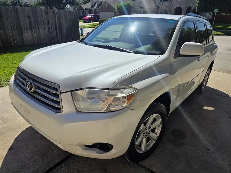White 2009 Toyota Highlander close front view near Houston TX